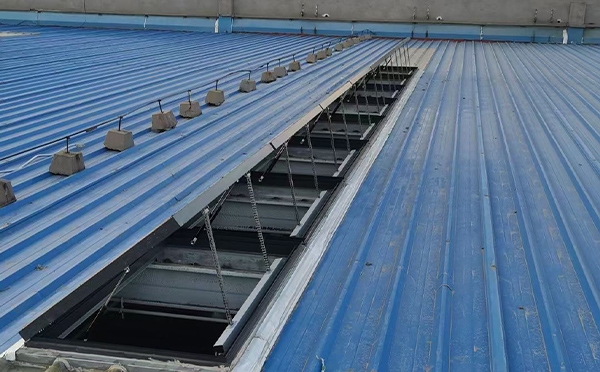 某城市大型商业综合体中庭肃北排烟窗工程