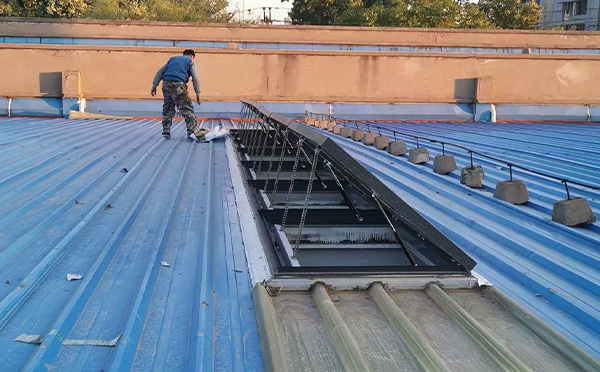 某区域性物流仓储中心肃北排烟窗系统安装项目